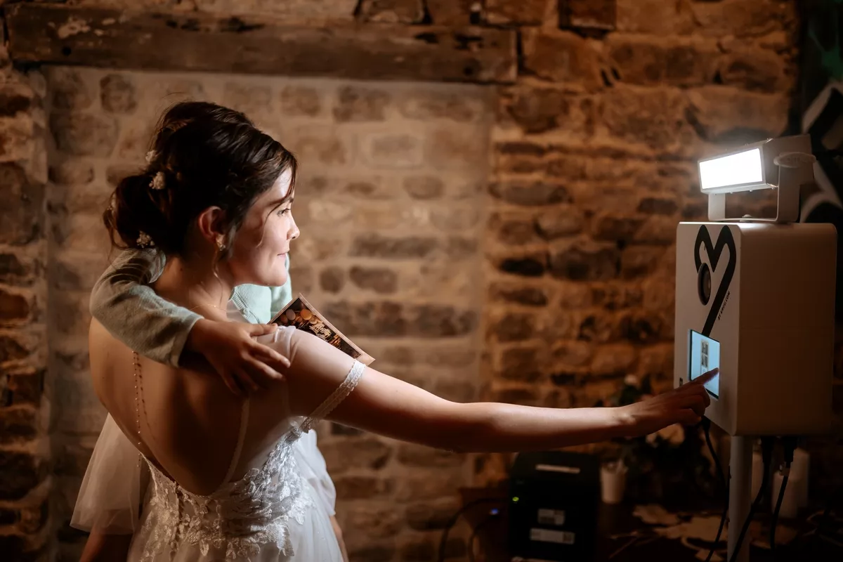 Invitée qui utilise la borne photo