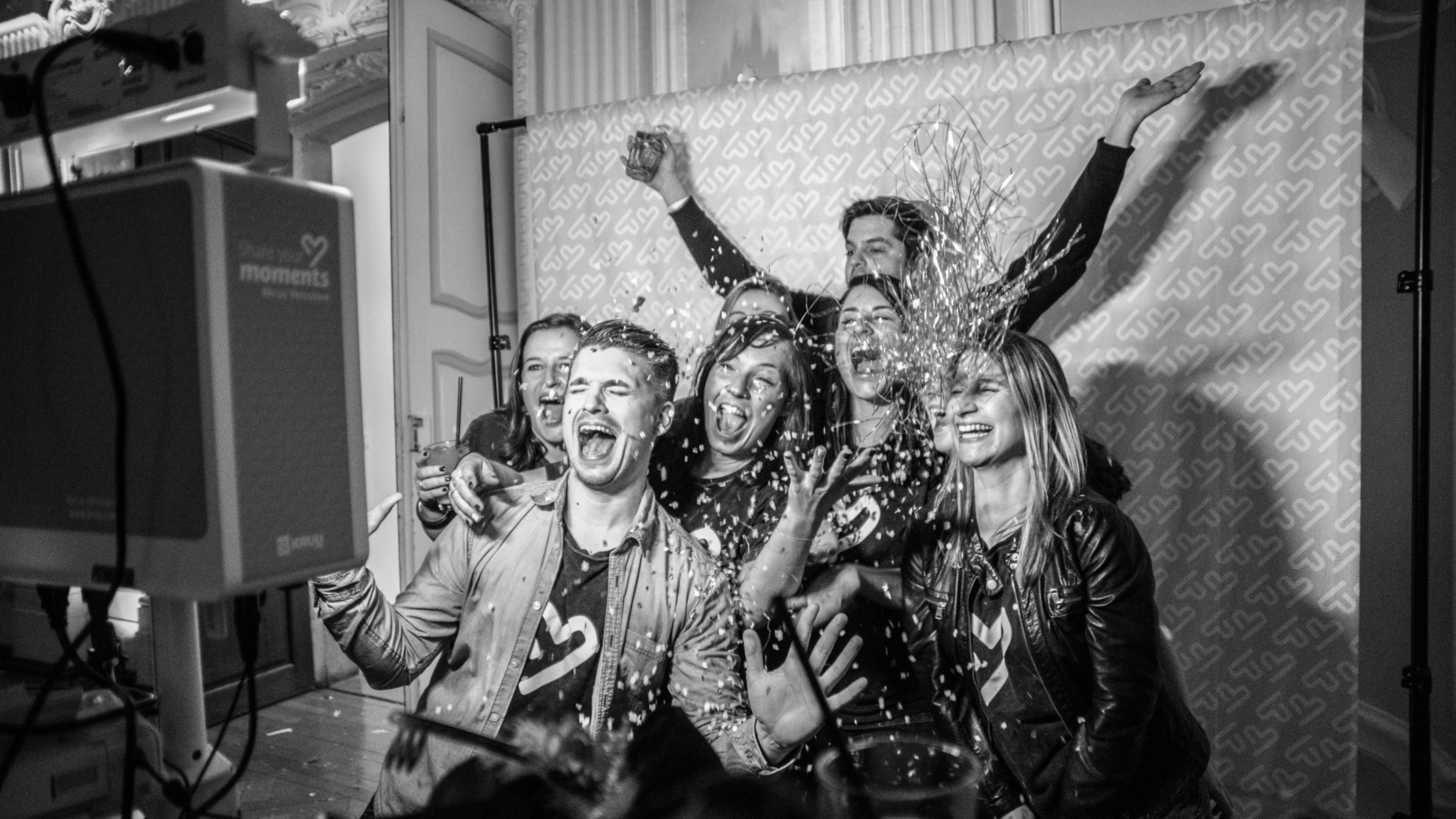 Groupe d'amis qui pose devant un photobooth à Dax